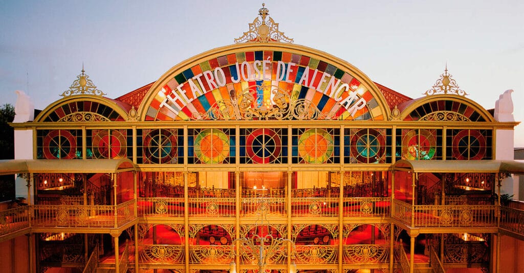 Foto frontal do Theatro José de Alencar