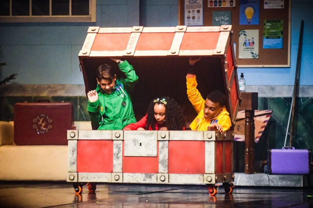 Theatro José de Alencar celebra o Dia das Crianças com diversas atrações ao longo do mês de outubro 6 DETETIVES ZECA MEL E MAX STEFANO AGOSTINI EMILLY PUPUIM SAMUEL MINERVINO Easy Resize.com