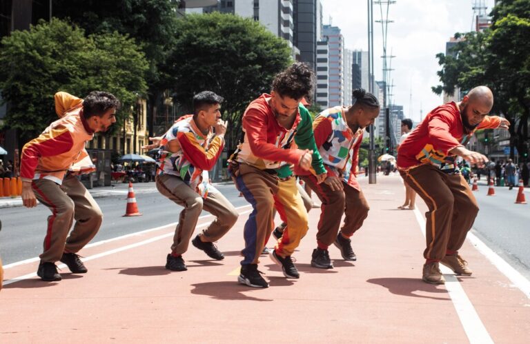Zumb.boys: Grupo criado em São Paulo faz única apresentação gratuita na calçada do Theatro José de Alencar