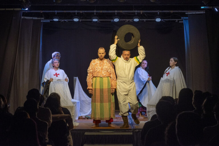 Cia Cearense de Molecagem celebra os 115 anos do Theatro José de Alencar com duas montagens no Palco Principal