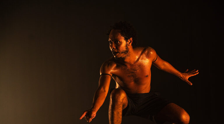 Clayton Nascimento apresenta o espetáculo solo “Macacos”, dia 17, no Palco Principal do TJA