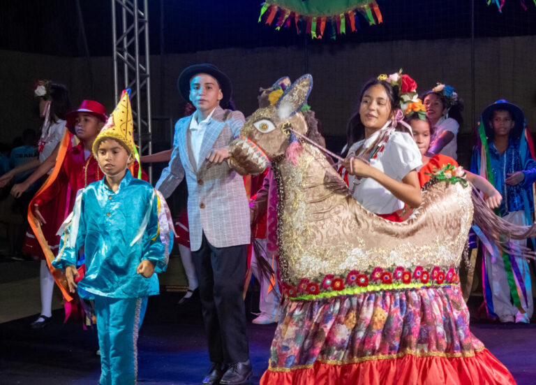 Flor do Amanhã: Grupo infantil celebra o Dia do Folclore Brasileiro com apresentação gratuita no Theatro José de Alencar