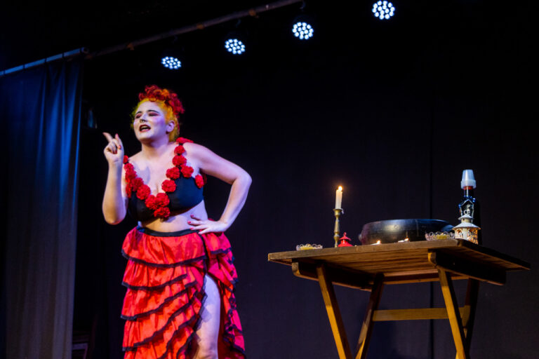 “Cabaré da Felina”: Montagem do Grupo Teatro em Película é reapresentada no Porão do Theatro José de Alencar