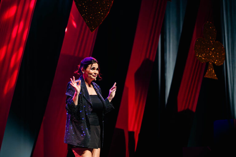 “O barai dá, o barai tira”: Morgana Camila apresenta primeiro espetáculo solo no Theatro José de Alencar