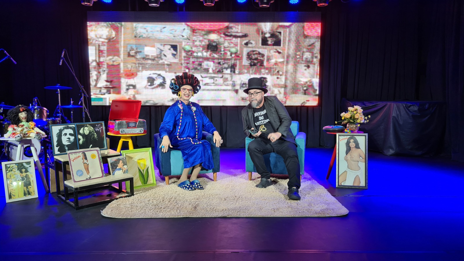 Cenário de apresentação com decoração colorida.