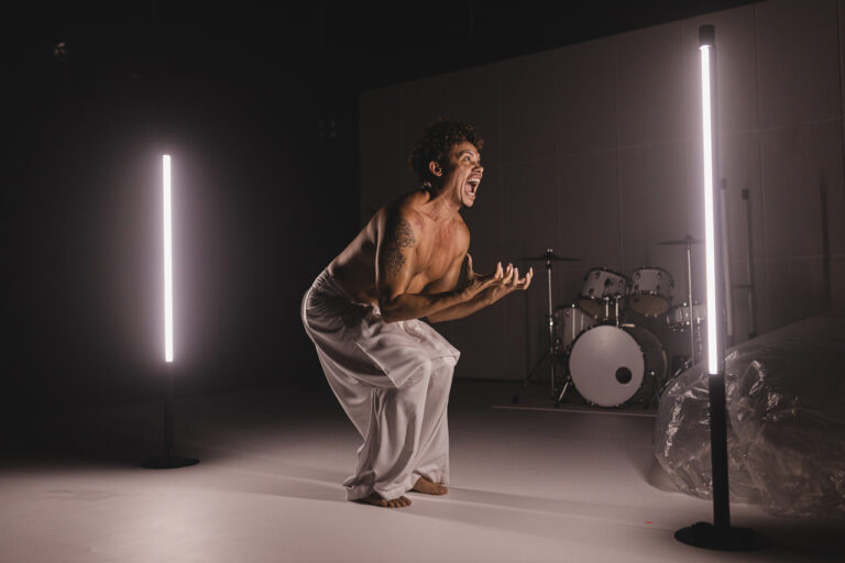 Silvero Pereira apresenta “Pequeno Monstro” no TJA e expõe feridas, memórias e afetos da homofobia