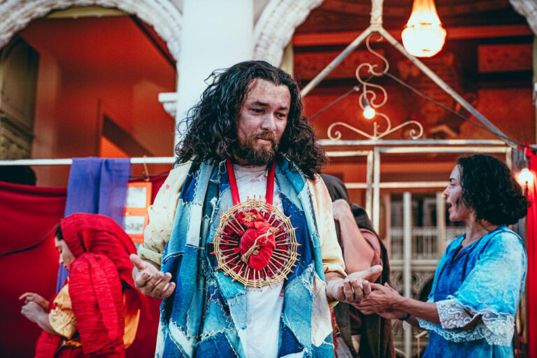 Grupo Avia de Teatro apresenta “Às Margens, a Paixão de Cristo”, dia 2 de abril, na Calçada do Theatro José de Alencar 