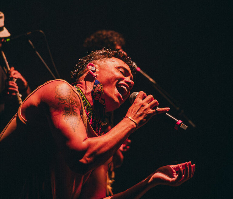 Silvero Pereira canta e interpreta Belchior no Theatro José de Alencar