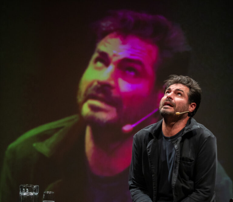 Thiago Lacerda mergulha no universo de Shakespeare no espetáculo “Quem Está Aí?”, que chega ao Theatro José de Alencar