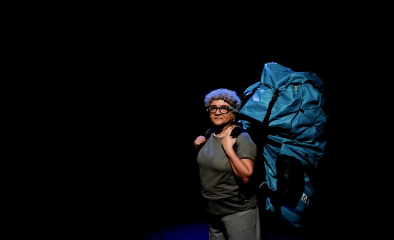 Série Cênica: “Egoísta” estreia no TJA com história real de mulher que rompeu padrões e escolheu viajar o mundo